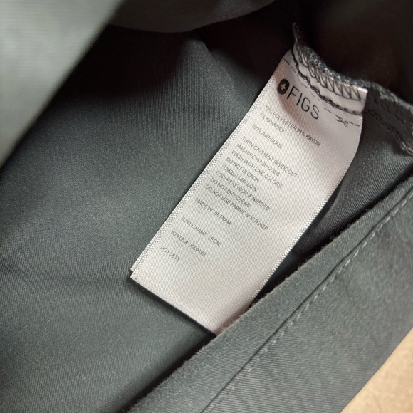 Figs Men’s Leon Three Pocket V-Neck Scrub Top Graphite Gray Size 3XL PO #5633 - Picture 4 of 5